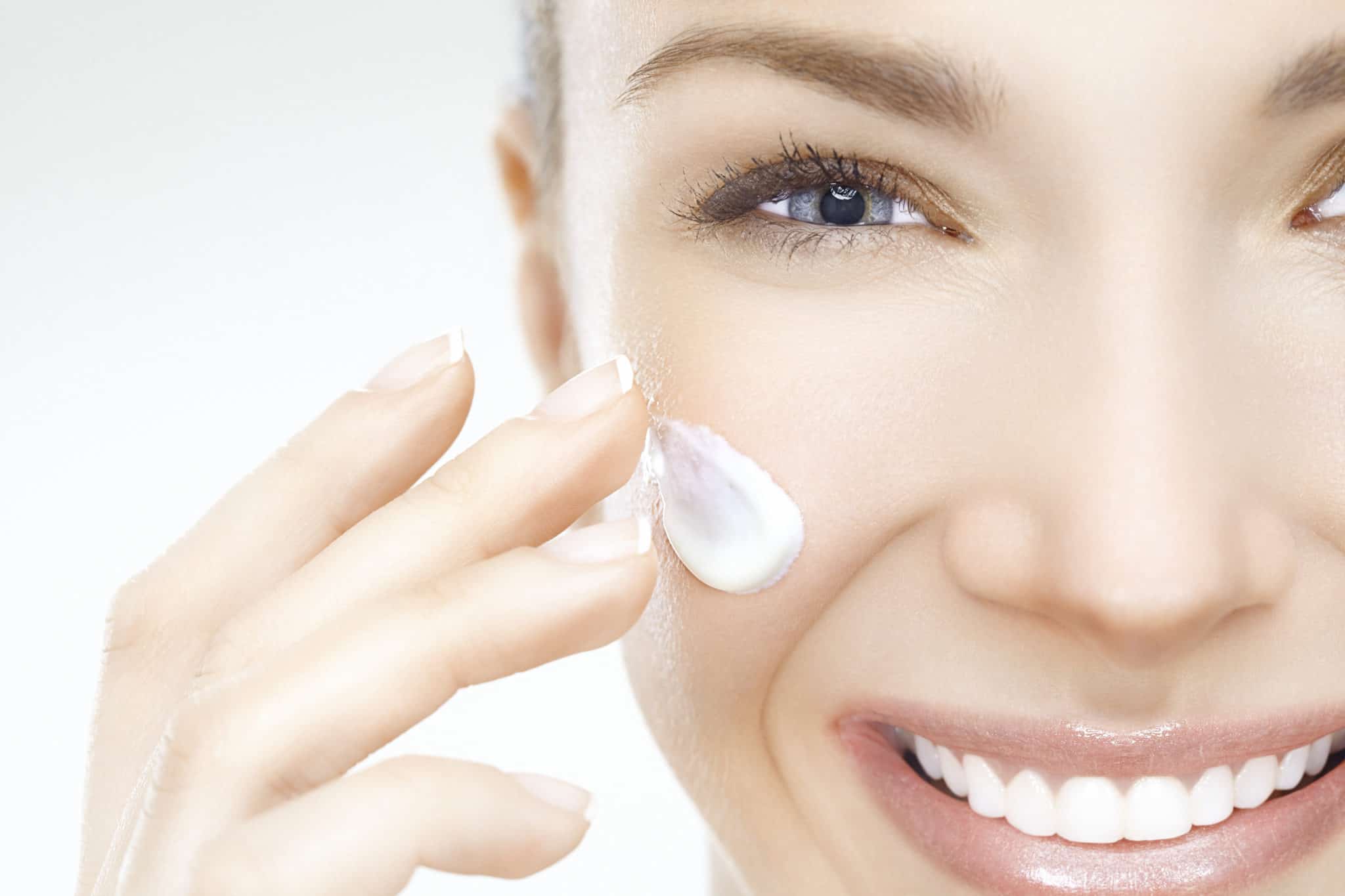 Moisturizing skin care. Отбеливание кожи. Очищение тонизирование увлажнение. Нанесение ночного крема. Уход за лицом Сток.
